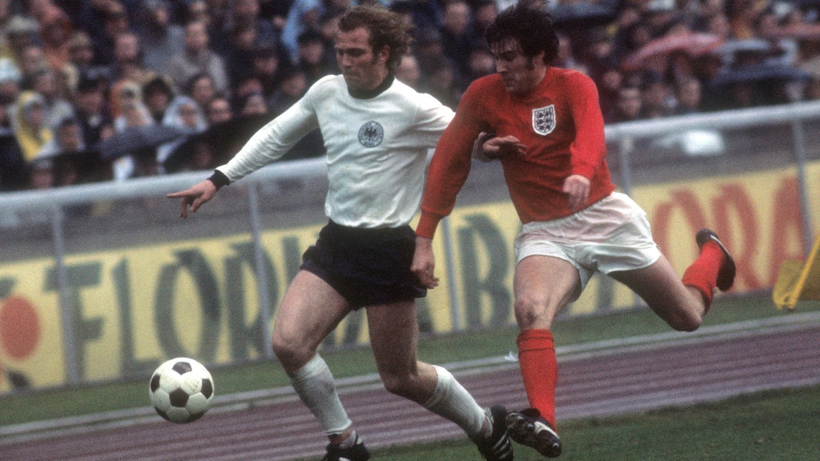 
                <strong>EM 1972: England - Deutschland 1:3 (1:0)</strong><br>
                Den ersten Sieg einer deutschen Mannschaft im Wembley-Stadion stellten Uli Hoeneß, Günter Netzer per Elfmeter und Gerd Müller am 29. April 1972 im Hinspiel des EM-Viertelfinals sicher ...
              