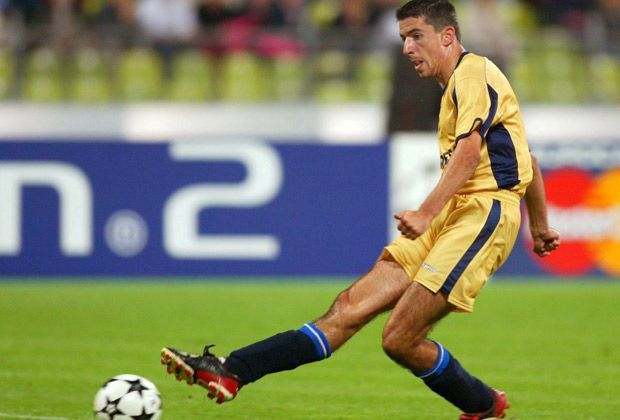 
                <strong>Roy Makaay</strong><br>
                Im Jahr 2003 schließt sich Roy Makaay dem FC Bayern München an. Am 4. August wird der Deal mit dem Stürmer klar gemacht, der den Bayern in einem Champions-League-Spiel der Saison 2002/03 drei Tore in 90 Minuten "einschenkt" - im Trikot von Deportivo La Coruna.
              