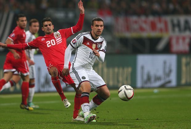 
                <strong>Lukas Podolski</strong><br>
                Hat nach den vielen Stunden auf der Arsenal-Bank richtig Bock zu kicken. Fackelt gleich mal einige Weitschüsse ab, ohne genau zu zielen. Seine beste Aktion hat Poldi vor dem Eigentor zum 4:0, das er mit einer schönen Aktion einleitet. Note: 3
              