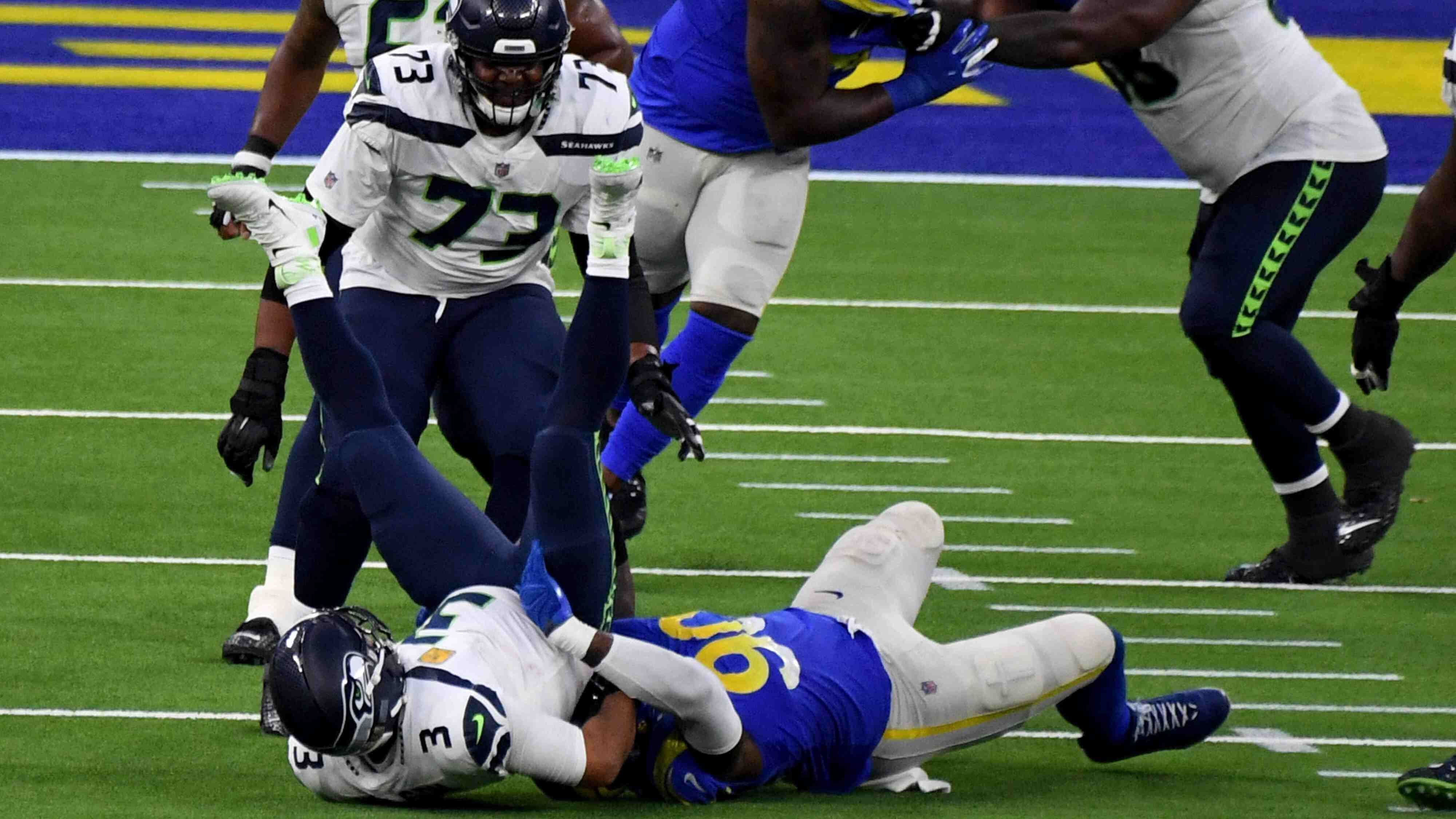 
                <strong>Defense: Los Angeles Rams - 15 Punkte </strong><br>
                Es war durchaus beeindruckend, wie standhaft sich die Defense der Los Angeles Rams gegen Superstar Russell Wilson und die Offense der Seattle Seahawks blieb. Sie hinderten Wilson nicht nur daran einen Touchdown zu erzielen, sondern fingen zusätzlich zwei Interceptions ab und forcierten ein Fumble des Quarterbacks. Falls ihr die Rams in dieser Woche aufgestellt habt, dürft ihr euch über 15 Punkte freuen. 
              