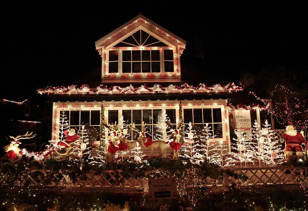 Ein weihnachtlich geschmücktes Haus in Santa Monica, USA. Was ist in Deutschland bei Weihnachtsdeko erlaubt?