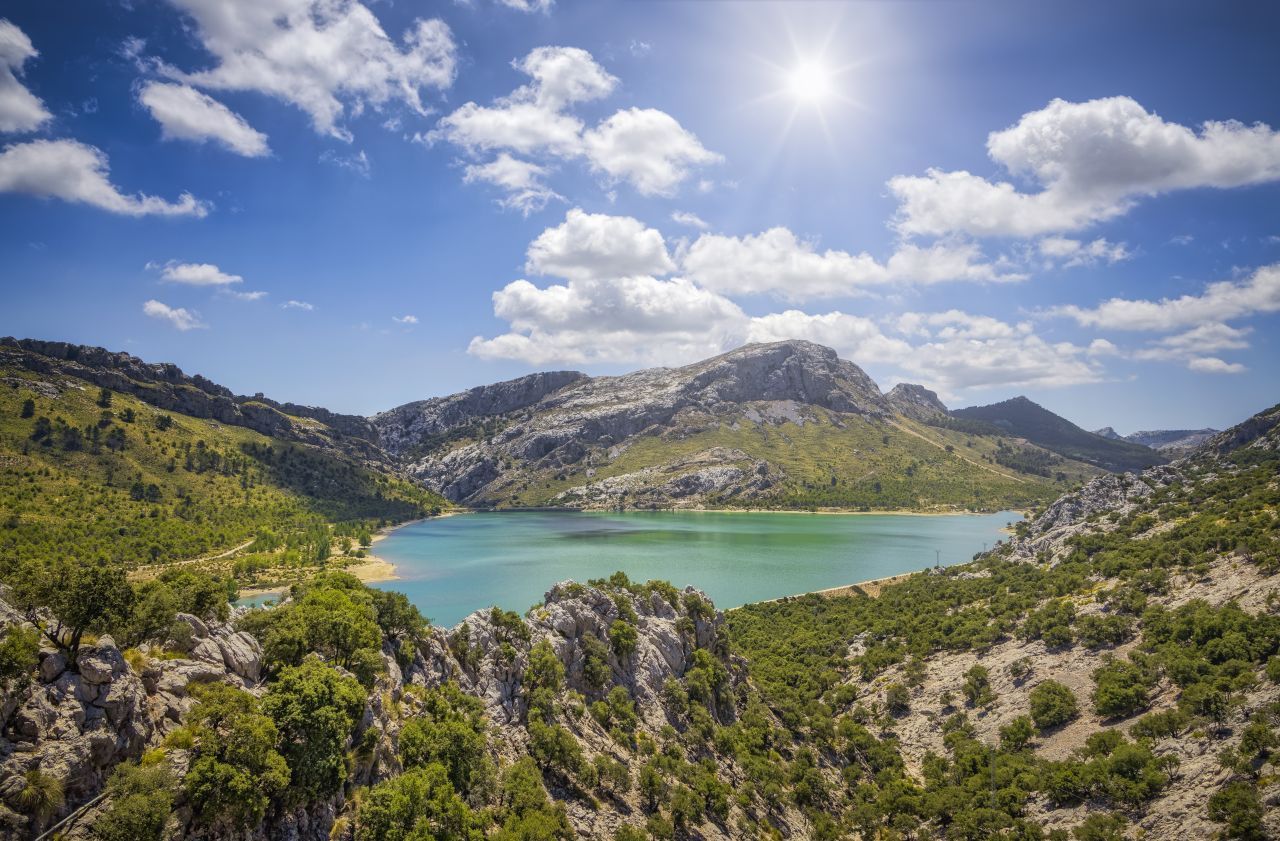 Die Serra de Tramuntana ist ein Naturparadies. Der Gebirgszug im Nordwesten, der zum Unesco-Welterbe zählt, erstreckt sich über 90 Kilometer entlang der Küste - von Port d’Andratx bis Pollença. 54 Berge haben eine Höhe von mehr als 1.000 Metern. Der höchste ist der Puig Major (1.445 Meter), unterhalb von ihm glitzern zwei künstliche Stauseen. Auf dem Fernwanderweg GR 221 liegen mehrere Hütten, in denen Wanderer:innen übernach