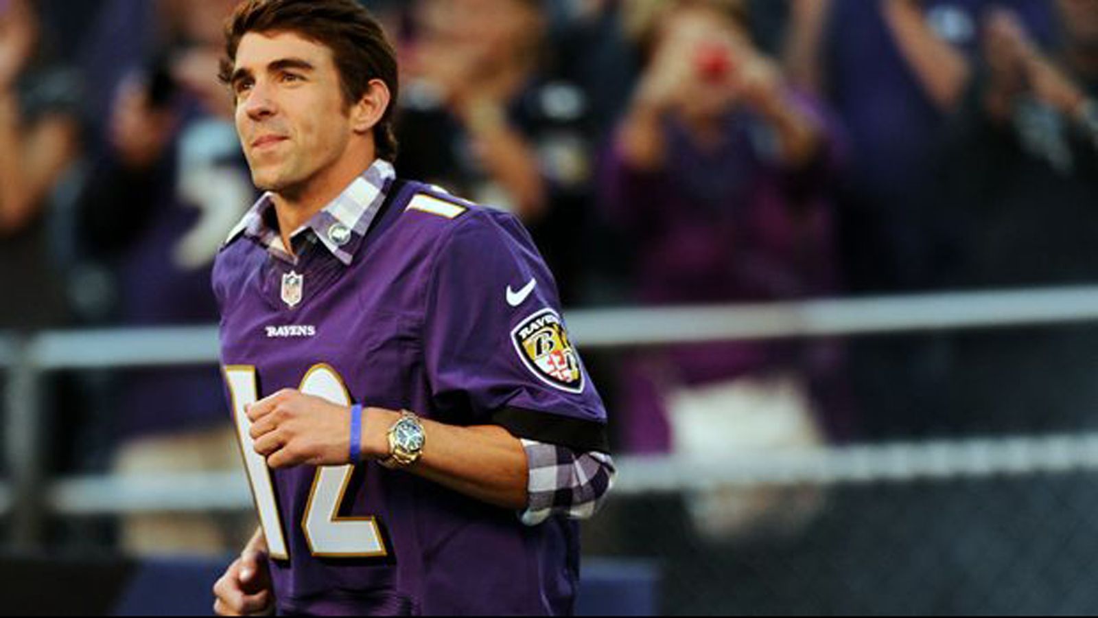 <strong>Michael Phelps (Baltimore Ravens)</strong><br>
                Für Schwimmstar Michael Phelps ist es "eine sehr emotionale Sache, zu sehen wie diese Jungs zusammen einfach fantastisch spielen". Das scheint wahre Fan-Liebe zu sein, Phelps und die Ravens verbindet einiges.
