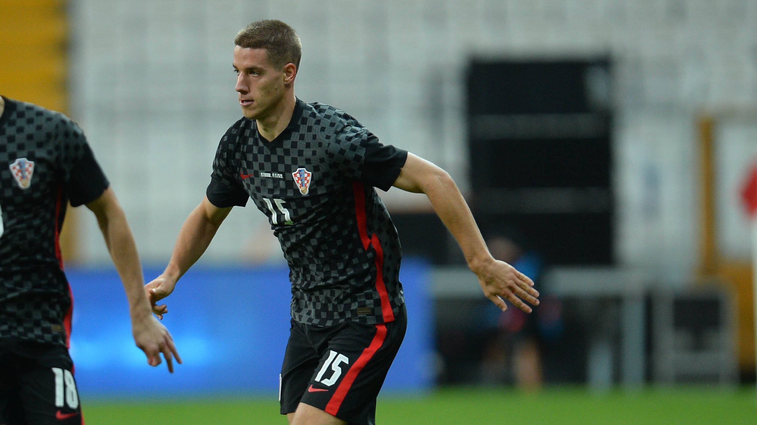 
                <strong>Mario Pasalic (Kroatien)</strong><br>
                Darf in den letzten Augenblicken auch noch mitmischen. Wagt in der letzten Sekunde einen Schuss, der deutlich am Tor vorbei geht. Ohne Note.
              