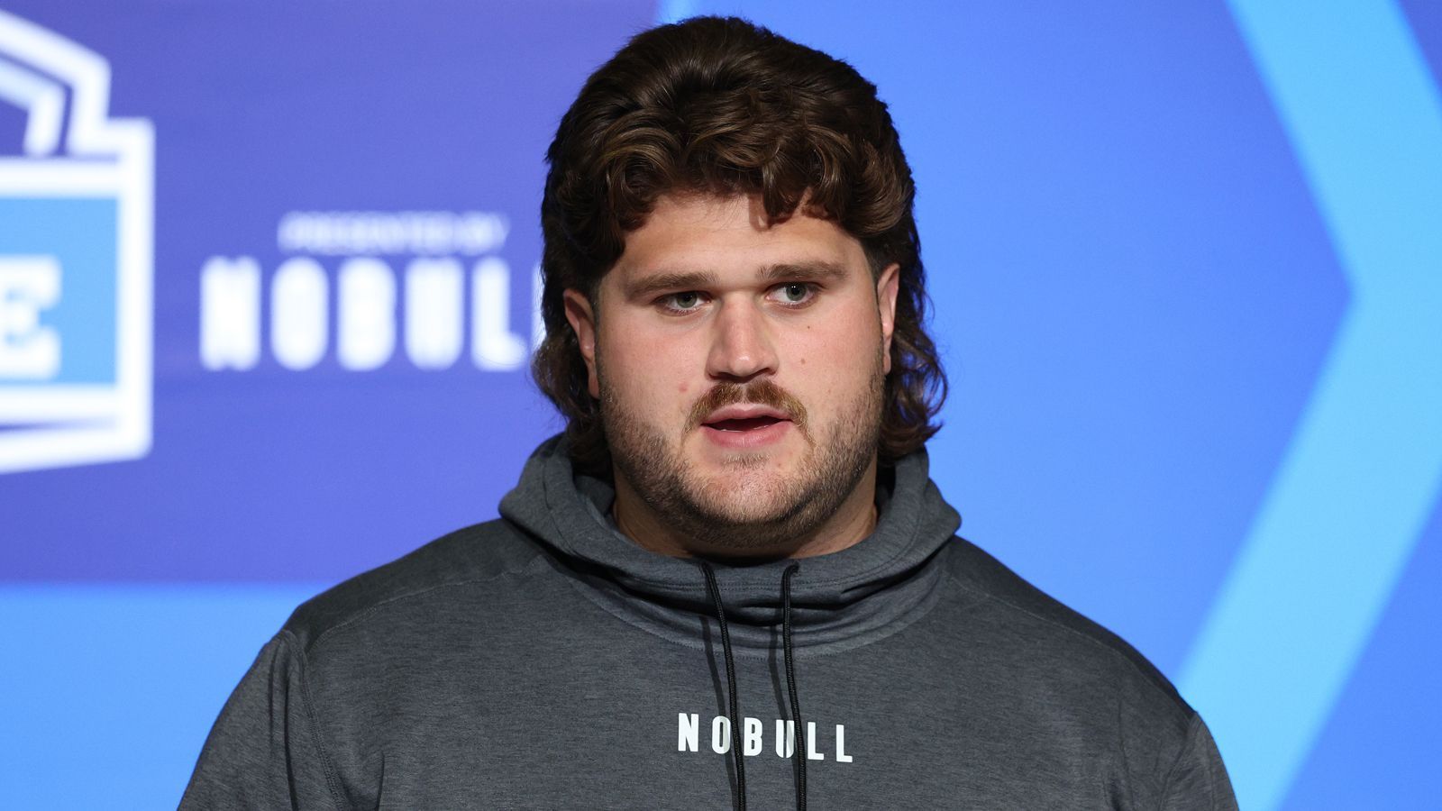 
                <strong>New York Jets</strong><br>
                Center: Wer bei den Jets vor Aaron Rodgers spielen wird, ist offen. Zweitrunden-Pick Joe Tippmann wird sich laut Head Coach Robert Saleh mit Connor McGovern ein Rennen um den Starter-Job liefern.
              