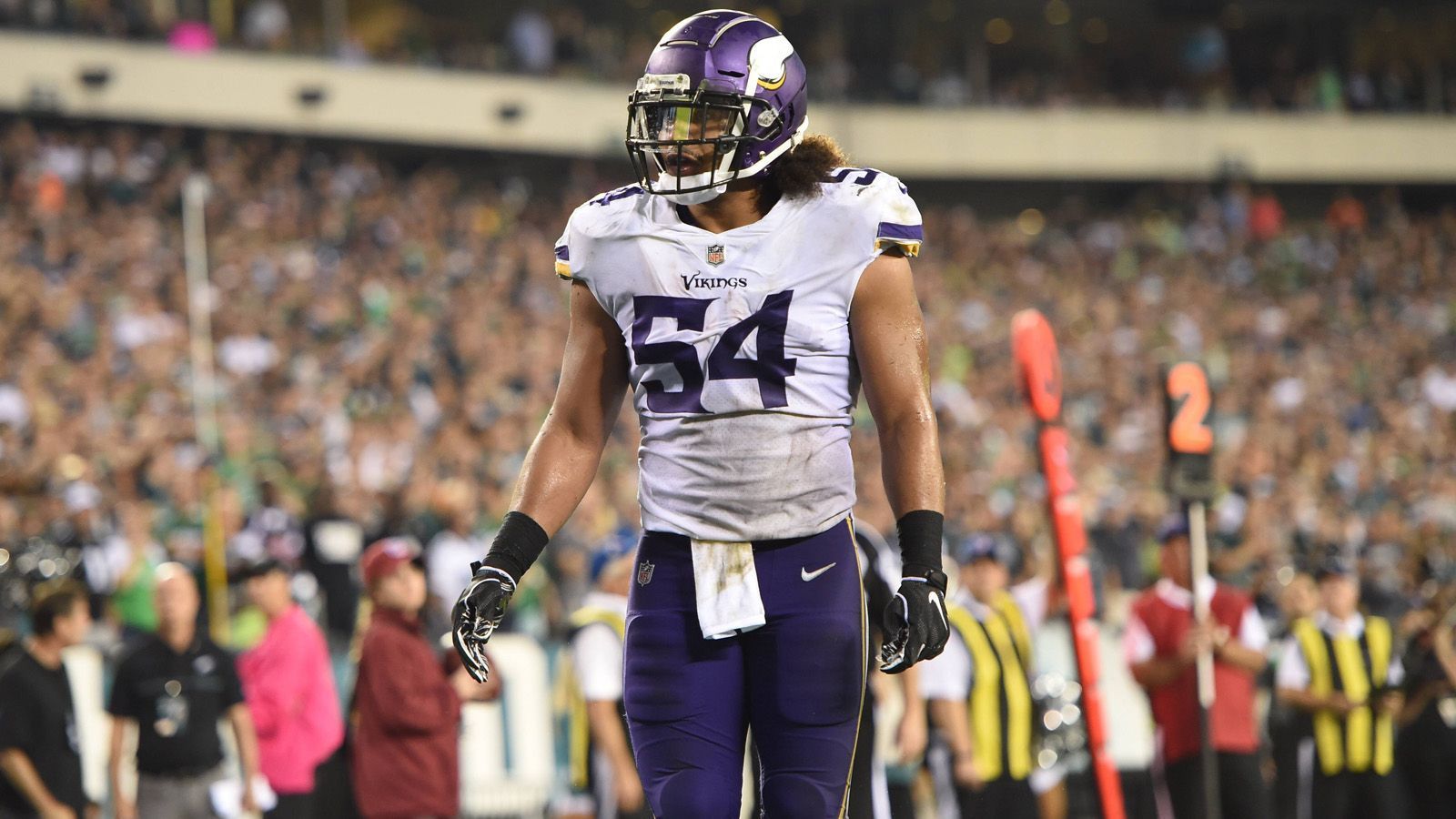 
                <strong>7. Eric Kendricks, Minnesota Vikings</strong><br>
                Nach der Saison 2019 wurde Eric Kendricks erstmals in seiner Karriere in den Pro Bowl gewählt und landete bei dieser Umfrage auf Platz 3. Jetzt, nachdem er in der Spielzeit 2020 insgesamt 97 Tackles, drei Interceptions und sechs abgewehrte Pässe verbuchte, landete der Middle Linebacker auf Rang 7.
              