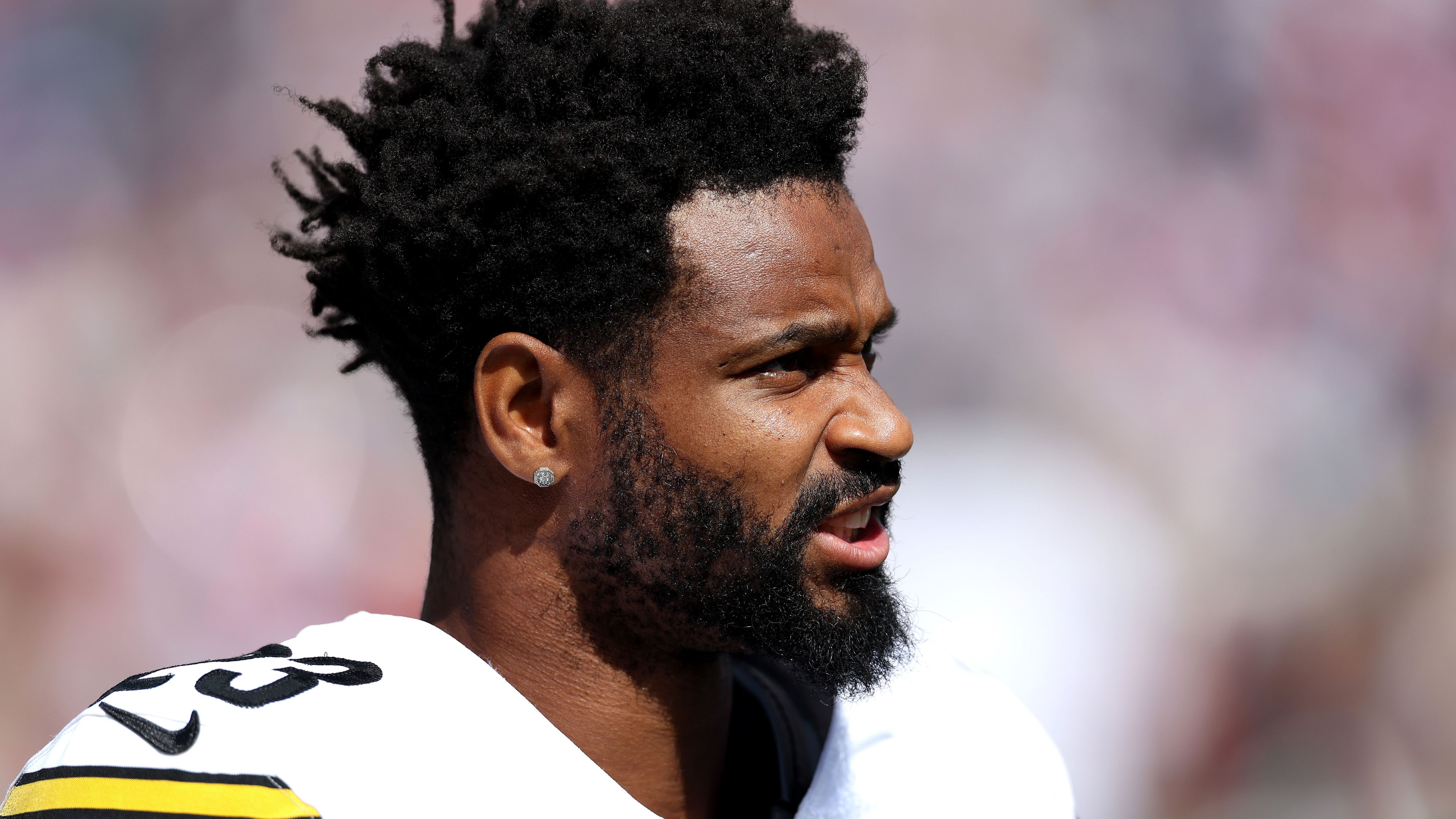 <em><strong>Darius Slay (vereinslos)</strong><br>Die Pittsburgh Steelers und Cornerback Darius Slay gehen nach nicht einmal einer kompletten Saison wieder getrennte Wege. Wie seine Agenten Drew Rosenhaus und Robert Bailey gegenüber "ESPN" bestätigten, einigten sich beide Parteien einvernehmlich auf eine Trennung. <em>Der 34-Jährige sei aber an einer Fortsetzung seiner Karriere interessiert.&nbsp;</em>Slay, der mit den Philadelphia Eagles im Vorjahr den Super Bowl gewonnen hatte, verlor im vergangenen Spiel seinen Platz als Starter in der Steelers-Defense.</em>