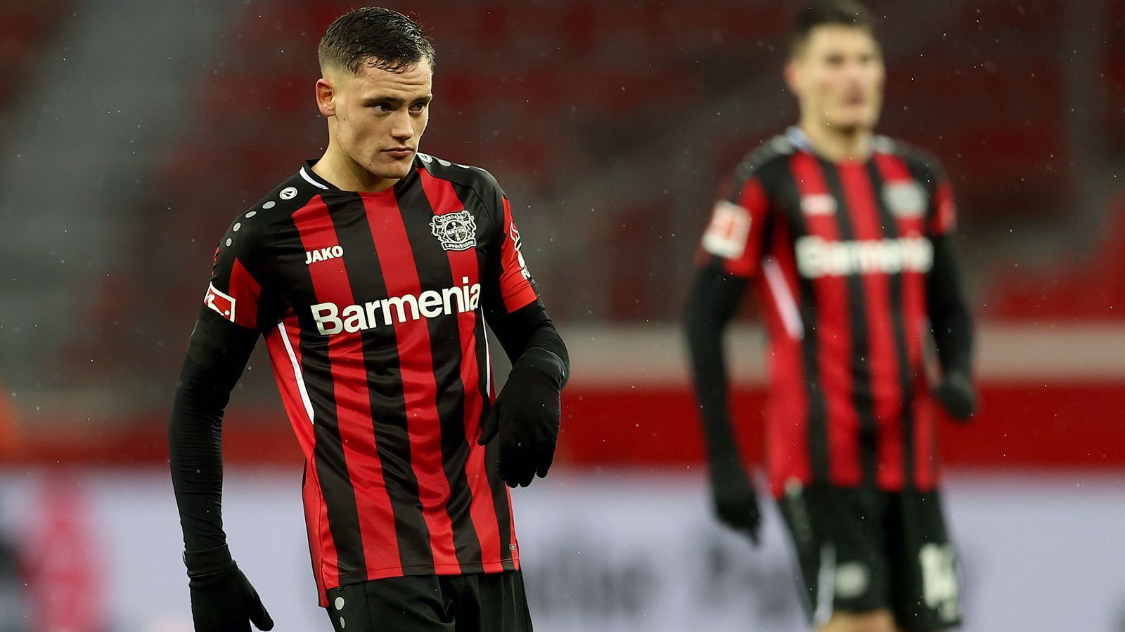 
                <strong>Florian Wirtz (Bayer Leverkusen)</strong><br>
                Mit Leverkusens Toptalent Florian Wirtz wird noch ein dritter Bundesliga-Akteur mit einem Wechsel zu Real Madrid in Verbindung gebracht. Der 18-Jährige hat sich in den zurückliegenden Spielzeiten vom Juwel zum Star entwickelt, ist trotz seiner Jugend bereits ein absoluter Schlüsselspieler der Werkself. Nach 20 Spieltagen steht der offensive Mittelfeldspieler bereits bei fünf Treffern und neun Vorlagen. Der Vertrag des früheren Kölners läuft noch bis 2026. Neben Real Madrid sollen Gerüchten zufolge weitere Topklubs wie Manchester United, Chelsea oder Bayern München an einer Verpflichtung von Wirtz interessiert sein.
              