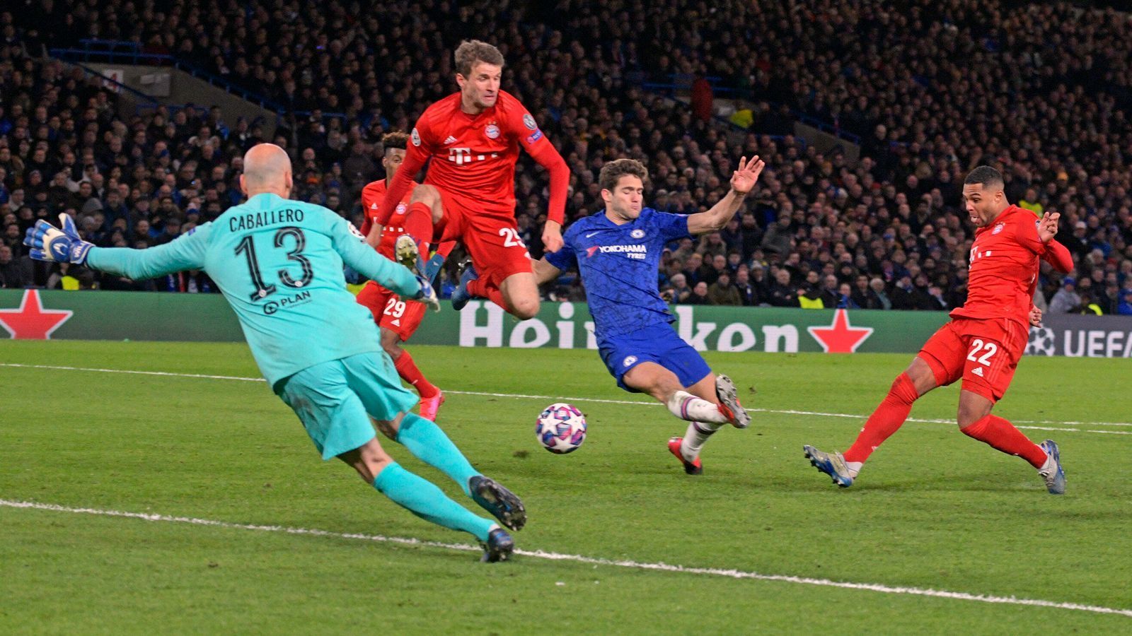 
                <strong>Achtelfinal-Hinspiel beim FC Chelsea: Die Stars des FC Bayern München in der Einzelkritik</strong><br>
                Ausrufezeichen des FC Bayern: Nach einem 3:0 im Achtelfinal-Hinspiel beim FC Chelsea ist das Viertelfinale in der Champions League zum Greifen nah. Wir haben die Bayern-Stars benotet.
              