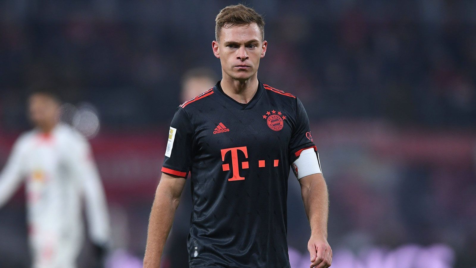 
                <strong>Joshua Kimmich</strong><br>
                Bringt in der ersten Halbzeit 97 Prozent seiner 32 Pässe sicher zum Mitspieler – wahnsinnig kreative Abspiele sind aber nicht wirklich dabei. Hat mit Goretzka das Mittelfeld weitgehend im Griff. Muss den Großteil der Verantwortung für den Gegentreffer zum 1:1 auf sich nehmen. Schlägt fast an der eigenen Eckfahne stehend den Ball in die Mitte und bleibt anschließend beim Zweikampf mit Silva nicht standhaft genug. An diesem Abend nicht die Führungsfigur wie sonst. ran-Note: 5
              