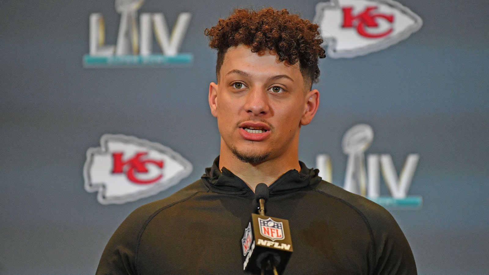 
                <strong>Patrick Mahomes (Kansas City Chiefs) </strong><br>
                In dieser Saison verdient: 10.825.000 Dollar -Aktueller Vertrag: 450 Millionen Dollar über zehn Jahre - Bisher in der Karriere verdient: 24.545.931 Dollar
              