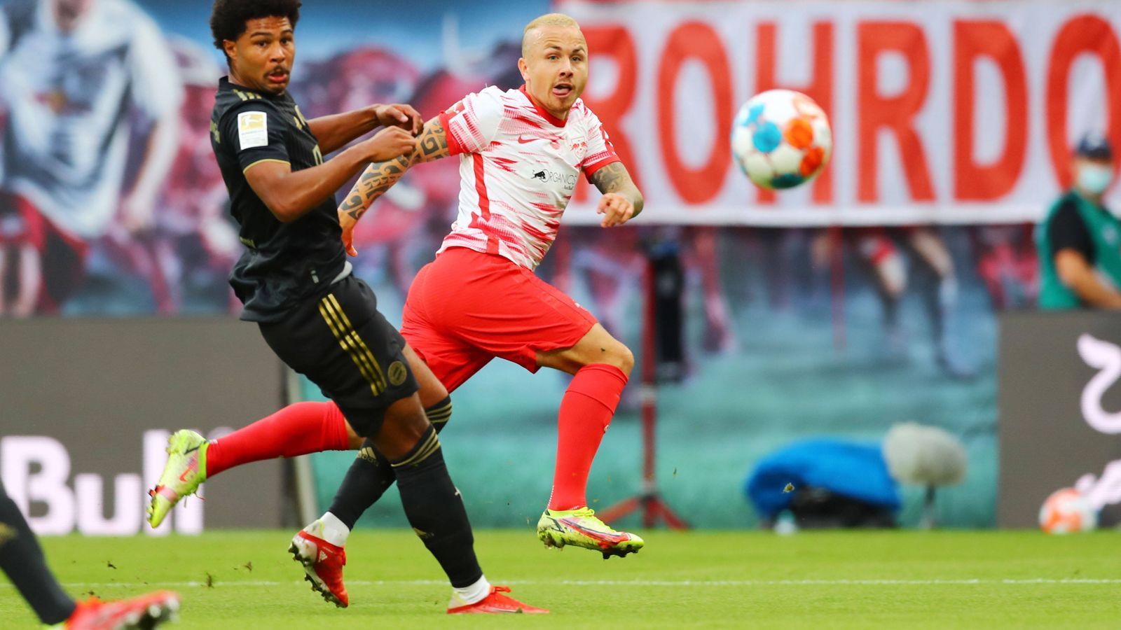 
                <strong>Angelino (RB Leipzig)</strong><br>
                Nach anfänglichem Sturmdrang defensiv gefordert. Sieht dabei in den Zweikämpfen nicht gut aus. Lässt in der 35. die große Chance liegen, als ihm der Ball über den Schlappen rutscht. Im Anschluss nur noch am Hinterherlaufen. Wenig Konstruktives. In der Defensive eine Unsicherheit. Wird in der 59. Minute erlöst. ran-Note: 5
              