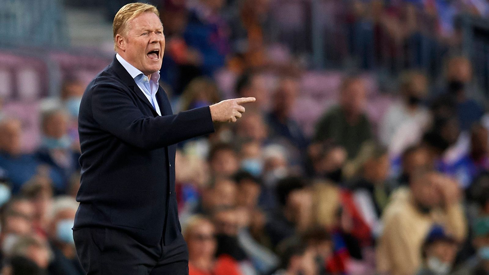 
                <strong>Ronald Koeman (FC Barcelona)</strong><br>
                Als Spieler schoss Ronald Koeman den FC Barcelona 1992 zum Europapokal der Landesmeister und ist seitdem eine Vereinsikone der Katalanen. Mit der Hoffnung auf ähnliche Erfolge kehrte der Niederländer im August 2020 zurück. Doch die Voraussetzungen waren schwierig. Barca hatte die Dominanz früherer Tage längst verloren und zudem sorgten die Schulden in Milliardenhöhe dafür, dass in Sachen Kaderplanung keine großen Sprünge möglich waren. So musste Koeman notgedrungen auf viele Talente setzen. Letztlich endete Koemans schwierige Mission nach nicht einmal anderthalb Jahren mit der Entlassung. Eine 0:1-Pleite bei Underdog Rayo Vallecano besiegelte Ende Oktober 2021 das Ende der Ära Koeman. Als Nachfolger soll es nun Xavi richten - eine weitere Barca-Ikone. 
              