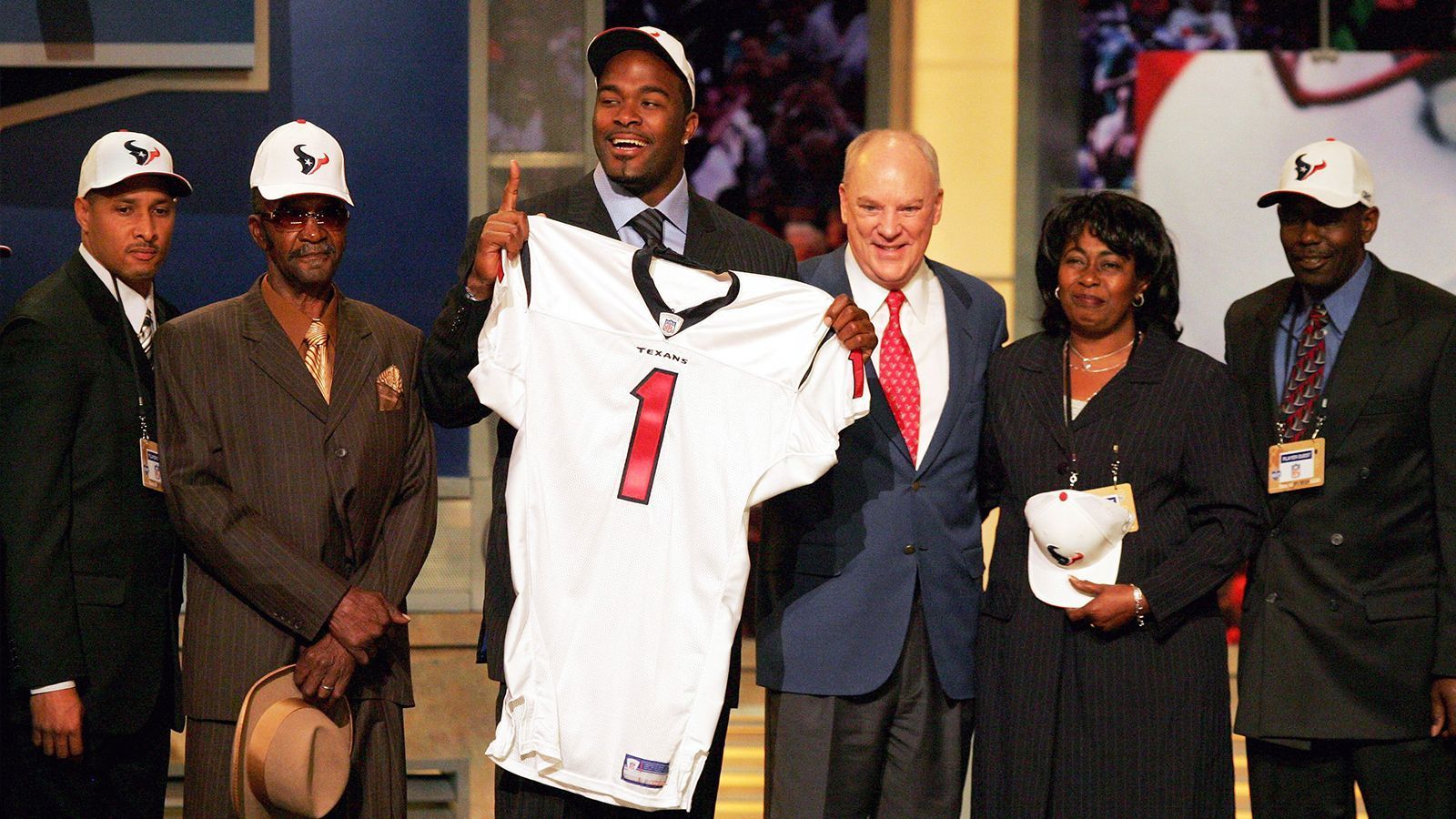 
                <strong>NFL Draft 2006: Mario Williams</strong><br>
                Die Auswahl des Nummer-1-Picks 2006 kommt im Football verrückten Texas einem Skandal gleich. Die Houston Texans entscheiden sich gegen den Quarterback der University at Texas, Vince Young, und auch gegen Running Back Reggie Bush und entscheiden sich für Defensive End Mario Williams. 2012 wechselt Williams das Team und spielt bis 2015 für die Buffalo Bills. Nach der Saison 2016 bei den Miami Dolphins endet die Karriere des Pass Rushers.
              