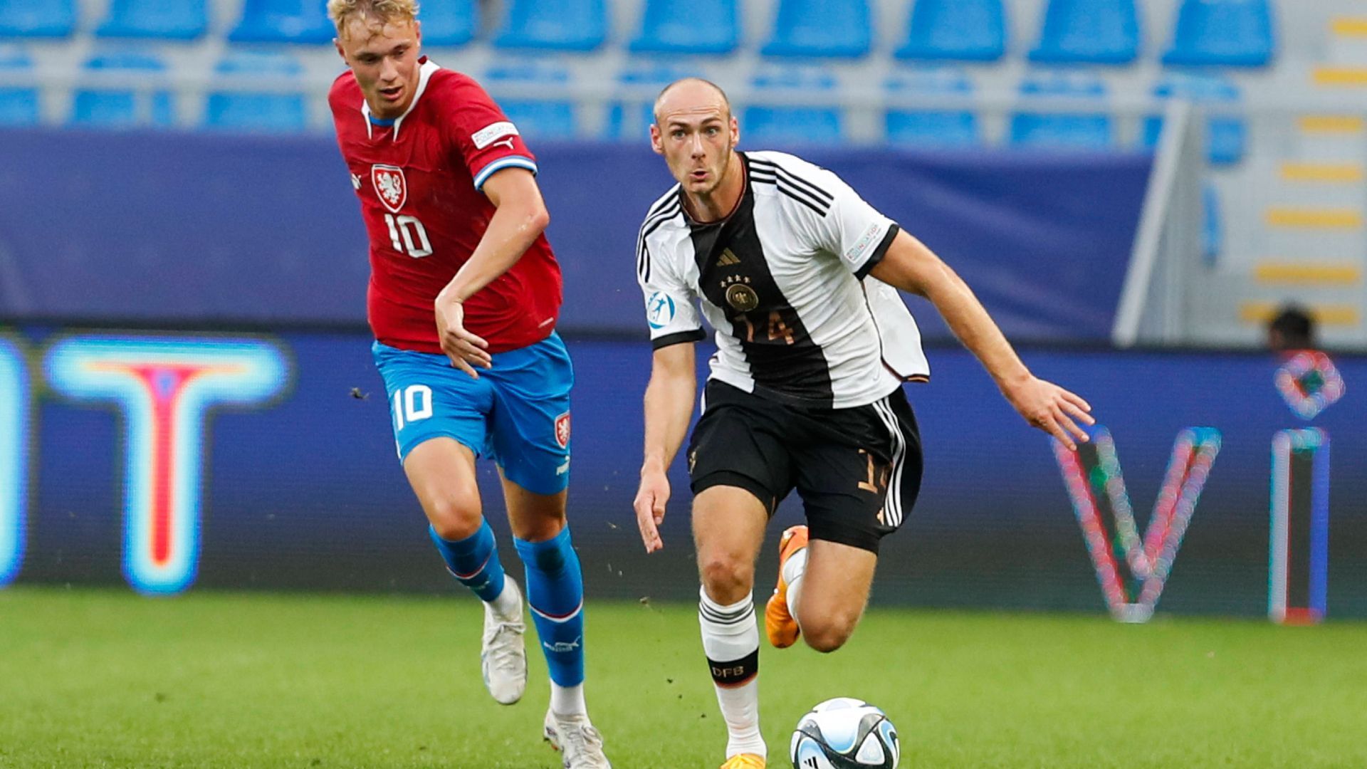 
                <strong>Henning Matriciani</strong><br>
                Legt man nur das letzte Spiel als Maßstab an, erlebt der Schalker eine EM zum Vergessen. Gegen Chelseas Noni Madueke ist er als Linksverteidiger dermaßen unterlegen, dass es einem leidtun kann. Zum Glück darf er in den ersten beiden Partien innen ran. Erledigt dort seinen Job meist solide, dürfte sich aber im Spielaufbau mehr zutrauen. Als er mal offensiv denkt, bereitet er sofort Stillers Ausgleich gegen Tschechien vor. ran-Note: 4 
              