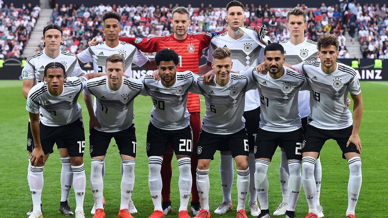 
                <strong>Vergleich: Prämien bei der A-Nationalmannschaft</strong><br>
                Aufgrund des Vorrunden-Aus bei der Weltmeisterschaft in Russland gab es für die deutschen A-Nationalspieler keine Prämie. Bei einem erfolgreichen Turnierverlauf hätte es für den Viertelfinaleinzug 75.000 Euro, für den Halbfinaleinzug 125.000 Euro, für den 3. Platz 150.000 Euro, für den Finaleinzug 200.000 Euro und für den Titelgewinn 350.000 Euro gegeben.Gelingt die derzeit laufende EM-Qualifikation als Gruppenerster, gibt es eine Gesamtprämie für alle Spieler in Höhe von drei Millionen Euro. Gelingt die Quali als Gruppenzweiter, gibt es zwei Millionen Euro. Die Verteilung der Prämien nimmt die Mannschaft selbst vor.
              