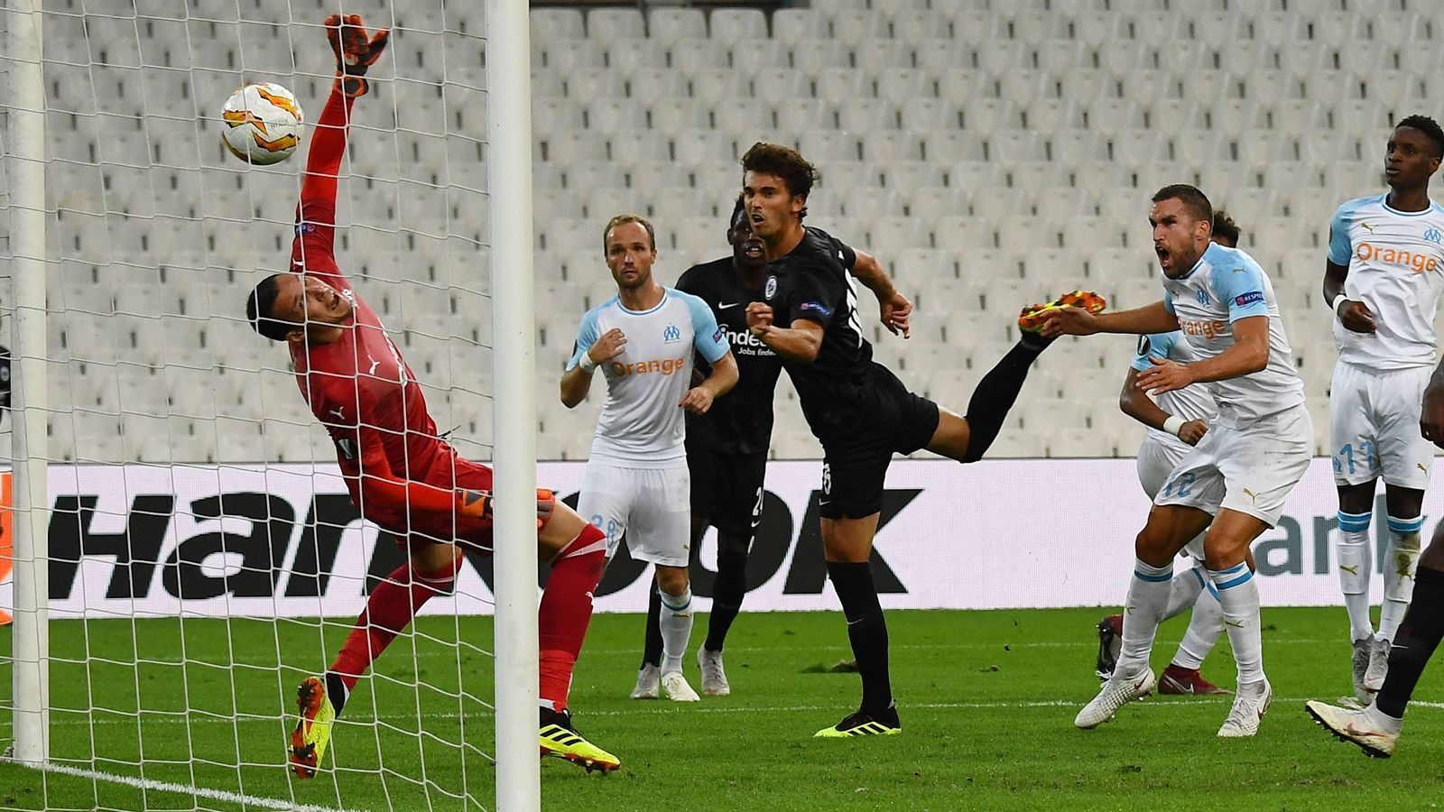 
                <strong>Ligue-1-Klubs in der Europa League</strong><br>
                Noch schlechter läuft es für die Franzosen in der Europa League. In neun Partien setzt es sieben Niederlagen. Nur Stade Rennes gewinnt ein Spiel. Geht auch das Rückspiel in Kiew verloren, ist es das höchstwahrscheinlich schon für Rennes. Kaum noch Chancen auf die K.o.-Runde haben Vorjahresfinalist Olympique Marseille mit nur einem Punkt und zwei verlorenen Heimspielen - eines davon gegen Eintracht Frankfurt, und Girondins Bordreaux, das sogar noch gar keinen Zähler auf dem Konto hat. Ergebnis: Die sechs französischen Klubs holen bislang 14 Punkte in Europa.
              