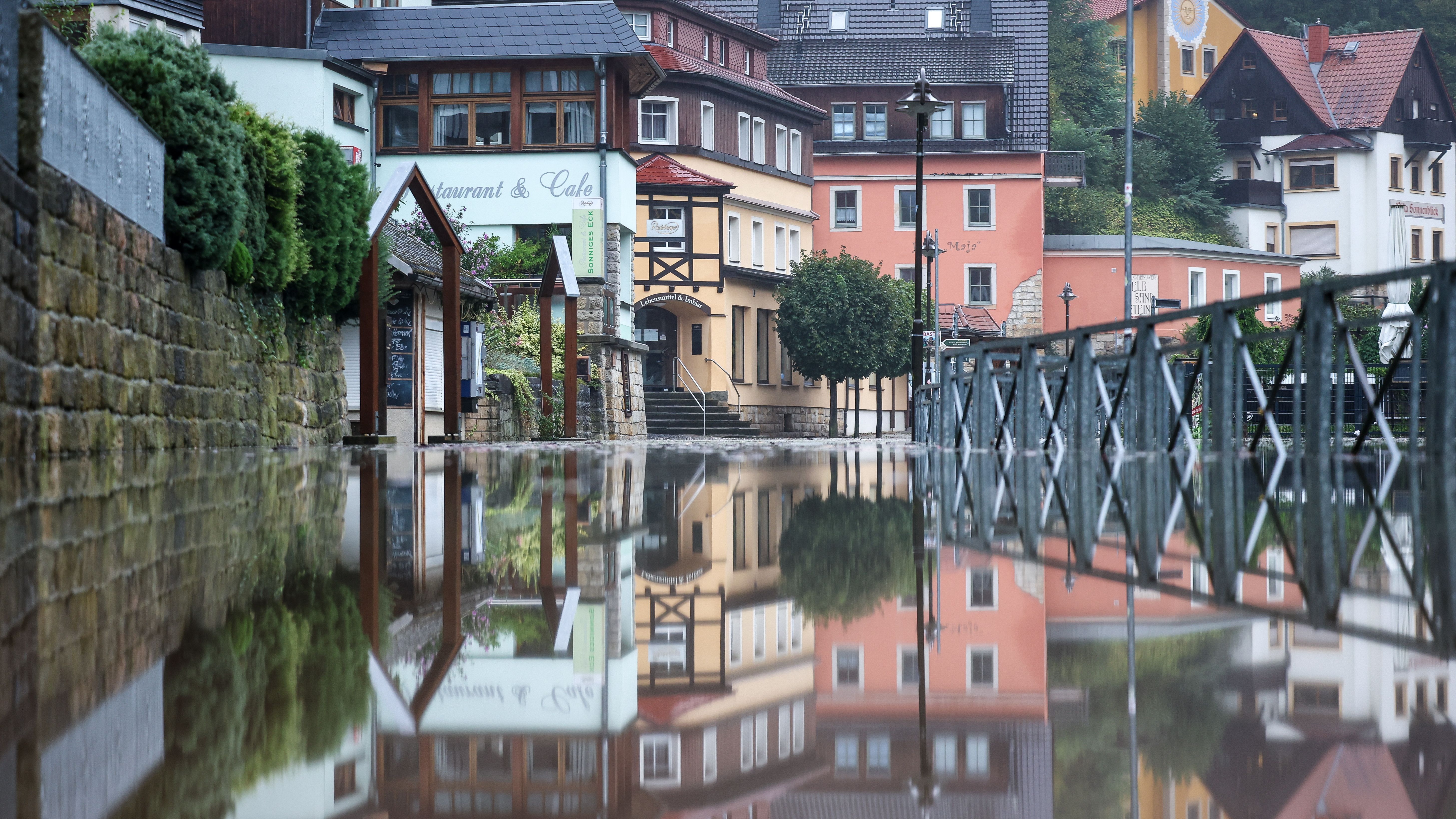 Die Häuser des Luftkurortes Rathen spiegeln sich im Hochwasser der Elbe. Die Pegelstände steigen in Sachsen weiter an. In Ostsachsen wird spätestens zur Wochenmitte die höchste Alarmstufe erreicht.