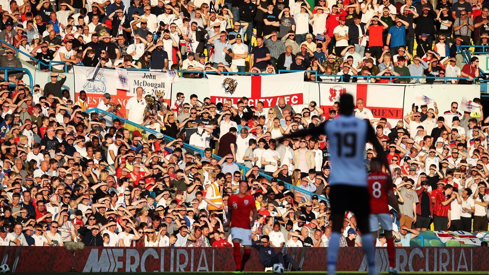 
                <strong>11. Platz: England (32.362 Tickets)</strong><br>
                Die Engländer sind traditionell reisefreudig und bei großen Fußballturnieren stark vertreten. Trotzdem hat es nicht ganz in die Top Ten gereicht.
              