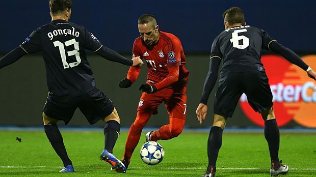 
                <strong>Franck Ribery</strong><br>
                Franck Ribery: Der Franzose feierte sein Startelf-Comeback und präsentierte sich spielfreudig. In der 8. Minute zeigte er seinen ersten Torabschluss, forderte stets den Ball und war in der ersten Hälfte an den meisten Offensiv-Altionen der Bayern beteiligt. Für mehr als 45 Minuten reichte es vorerst aber nicht, Ribery wurde zur Pause durch Thomas Müller ersetzt. ran-Note: 2+
              