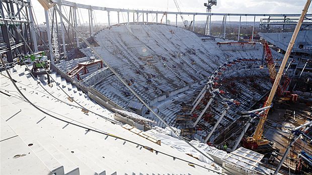 
                <strong>Das neue Stadion der Spurs</strong><br>
                In den nächsten Tagen und Wochen soll das Dach anhand von Stahlseilen nach oben gezogen werden. Sind die 287 Glas- sowie 810 Metall- und Akustikelemente an ihrem Platz, bekommt das Stadion endlich seinen charakteristischen Look. Die Fußball- und Football-Fans warten darauf!
              