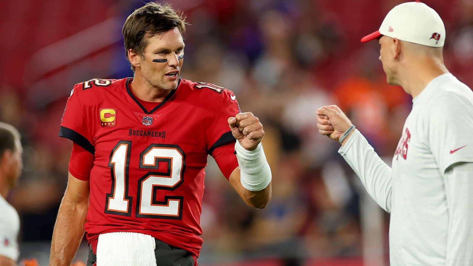 
                <strong>Tampa Bay Buccaneers: Stehaufmännchen Brady</strong><br>
                Hoffnungsträger bei den Bucs ist natürlich Brady. In der Vergangenheit wurde der GOAT schon häufiger abgeschrieben, meldete sich aber immer wieder eindrucksvoll zurück. Wenn ein Spieler in den entscheidenden Phasen abliefert, dann er. Allerdings müssen seine Receiver dann auch langsam mal anfangen, seine Pässe zu fangen.
              