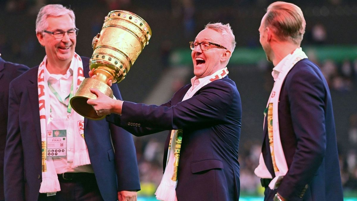 Wehrle (Mitte) stemmt den DFB-Pokal