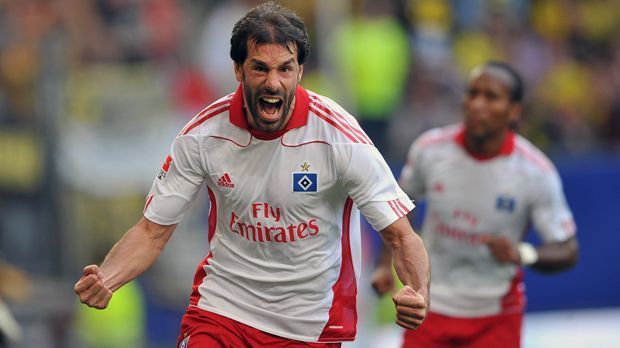 
                <strong>Ruud van Nistelrooy</strong><br>
                Im Januar 2010 versuchte der HSV durch die ablösefreie Verpflichtung von Real-Stürmer Ruud van Nistelrooy Glanz beim Bundesliga-Dino rein zu bringen. Der 33-Jährige knipste auch ganz gut in den folgenden anderthalb Jahren: In 36 Spielen kam der Niederländer immerhin auf zwölf Bundesliga-Tore. Dennoch verließ der Torjäger Hamburg im Sommer 2011, um anschließend noch ein Jahr in Spanien bei Malaga zu spielen - seiner letzten Station als Profi, die ihn zuvor von Eindhoven über Manchester United nach Madrid führte. Heute ist der 41-Jährige im Trainerstab der PSV Eindhoven.
              