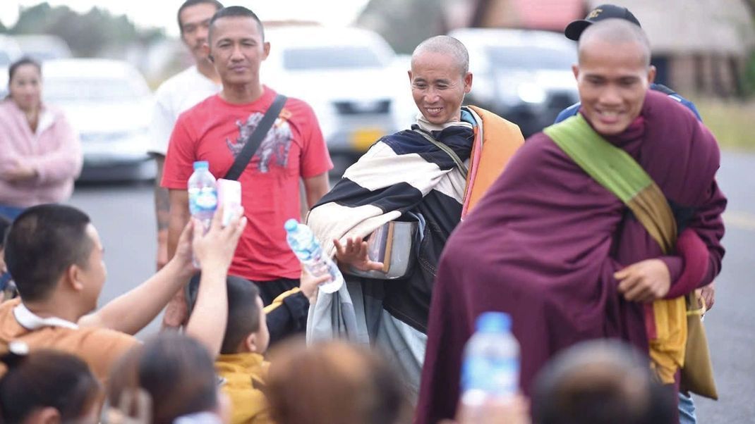 Der buddhistische Mönch Thich Minh Tue (Mitte) beabsichtigt, zu Fuß und ohne Schuhe eine Strecke von 2.700 Kilometern zurückzulegen.