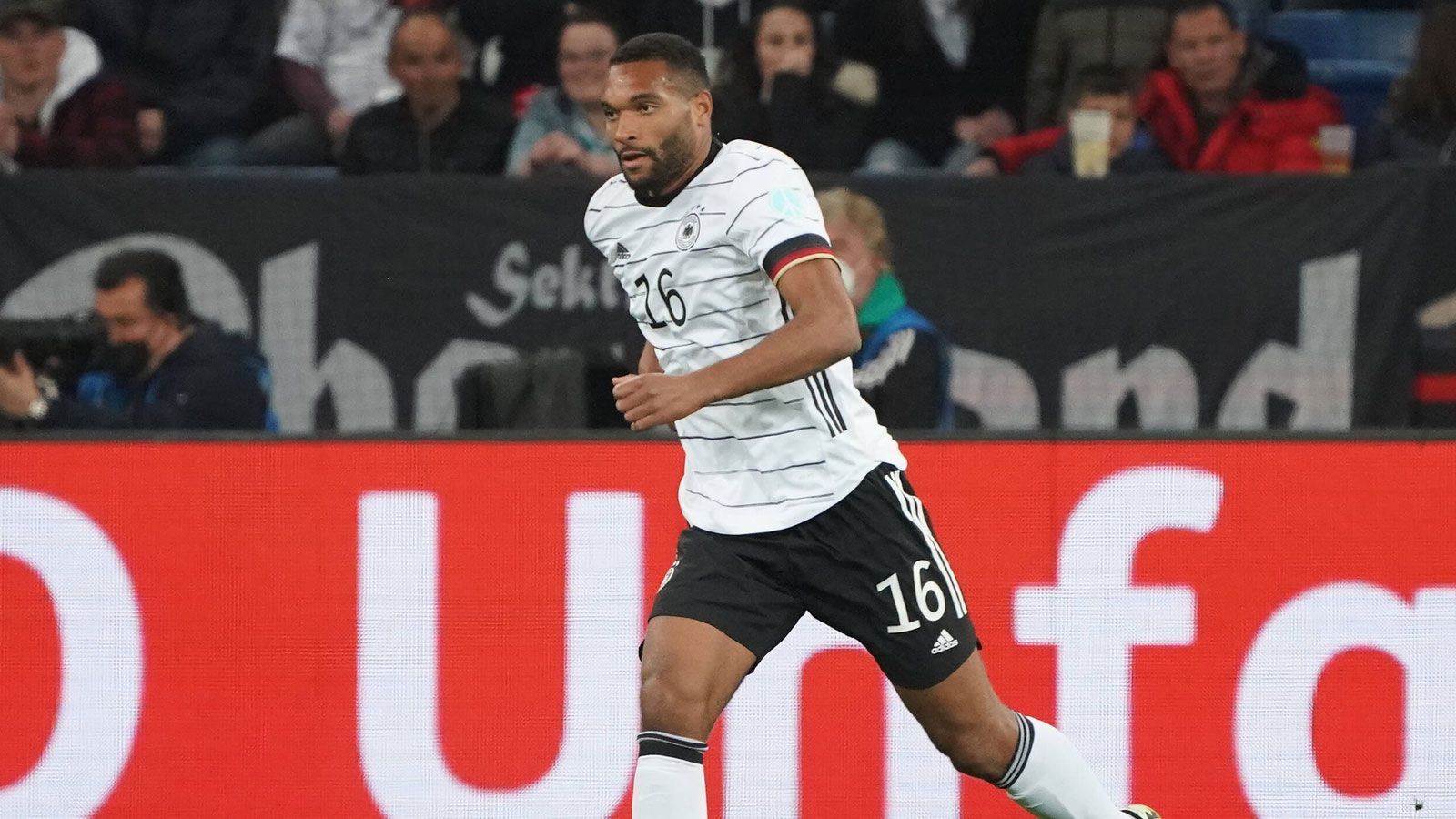 
                <strong>Jonathan Tah</strong><br>
                Tah ist bei den wenigen Angriffen von Israel zur Stelle und blockt in der 53. Minute deren ersten Torschuss ab. Im Aufbauspiel leistet er gute Arbeit, auch seine weiten Zuspiele kommen zielgerichtet an. ran-Note: 3
              