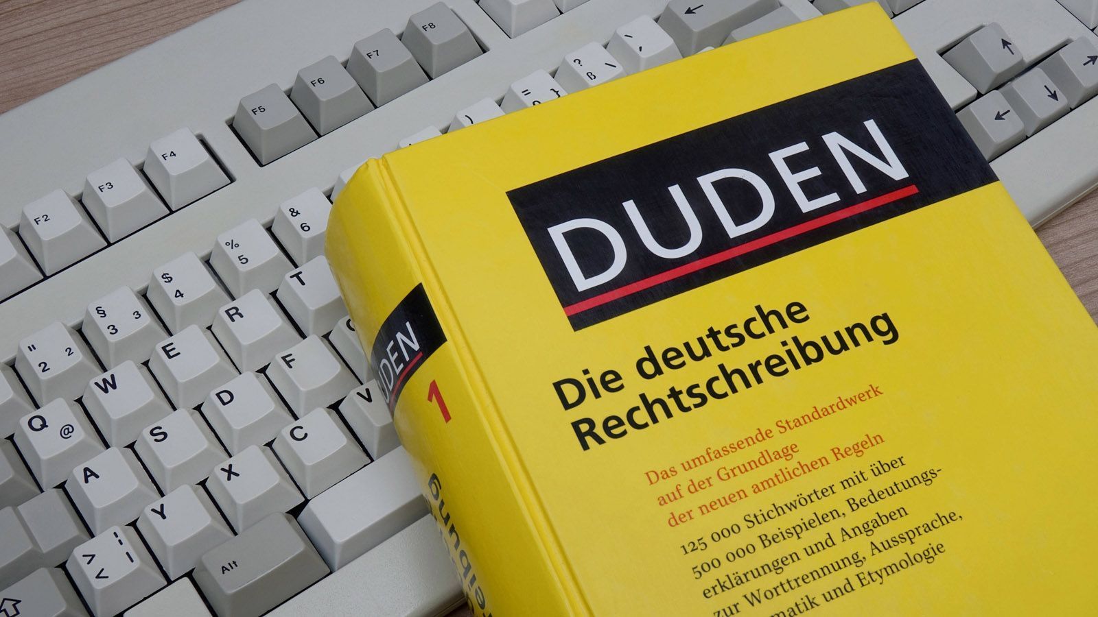 
                <strong>Die Rechtschreibung wird reformiert</strong><br>
                Jeder, der damals die Schulbank drückte, erinnert sich mit Grausen an die Rechtschreibreform. Plötzlich wurde genau festgelegt, wie Worte zu schreiben waren, zuvor gab es noch mehrere Möglichkeiten. "Daß" wurde zu "dass" und zahlreiche Schüler-Diktate plötzlich mindestens eine Note schlechter. 
              