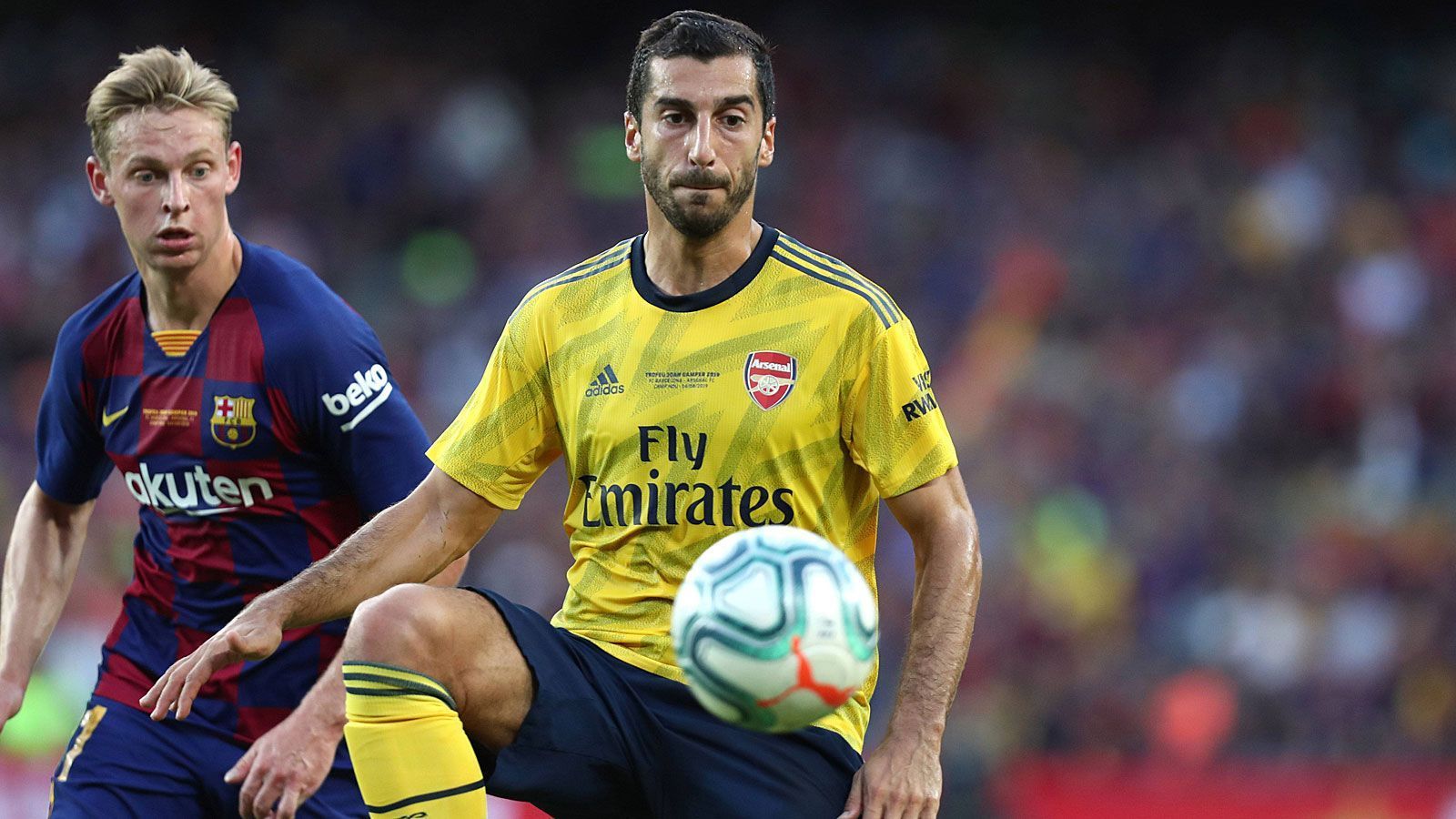 
                <strong>Henrikh Mkhitaryan (AS Rom)</strong><br>
                Nach anderthalb Jahren verlässt Henrikh Mkhitaryan den FC Arsenal wieder - zumindest vorerst. Am Deadline Day sichert sich die AS Rom die Dienste des Armeniers per Leihe für ein Jahr. Die zu überweisende Gebühr beträgt den Italienern zufolge drei Millionen Euro, kann um 100.000 Euro steigen. Werden in dieser Saison bestimmte Bedingungen erreicht, greift eine Kaufpflicht.
              