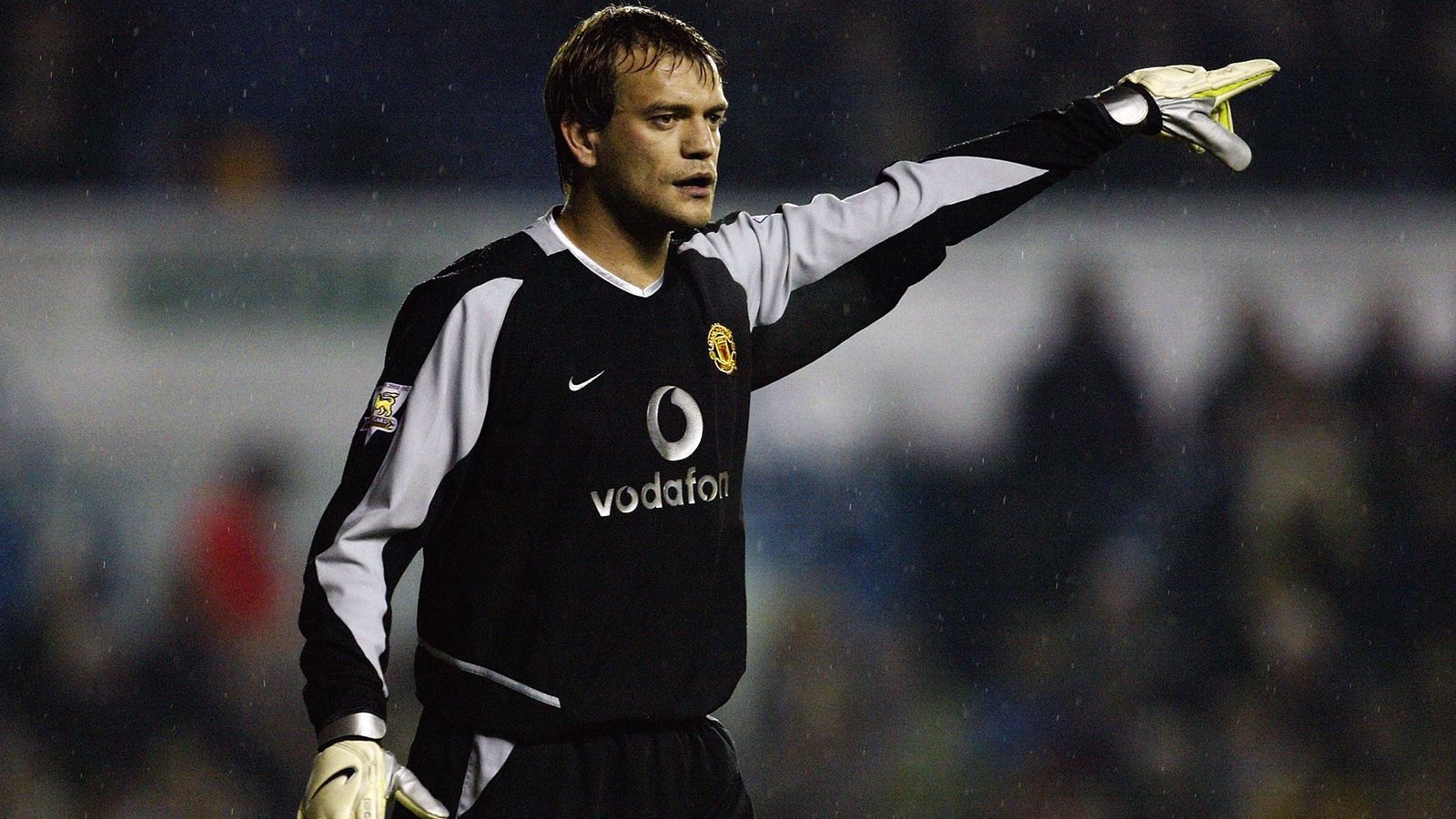 
                <strong>Roy Carroll (von 2001 bis 2005 bei Manchester United)</strong><br>
                Bevor van der Sar im Old Trafford anheuerte, war die Torhüter-Position bei Manchester United eher eine Problemzone. Denn der Nordire Roy Carroll, der in der Saison 2004/05 zwischen die Pfosten kam, entpuppte sich nicht als die gewünschte Nummer 1 beim englischen Top-Klub. Dabei war der Torhüter zum damaligen Zeitpunkt schon drei Jahre im Klub und konnte sich auf die Rolle als möglicher Stammkeeper vorbereiten. Mit der Rolle als Backup wollte sich der Ex-Nationalspieler aber anschließend, nach der Verpflichtung von van der Sar, auch nicht mehr begnügen und wechselte im Sommer 2005 zu West Ham United. Übrigens: Carroll kickt im stolzen Alter von 41 Jahren immer noch, steht beim nordirischen Erstligisten Linfield FC unter Vertrag.
              