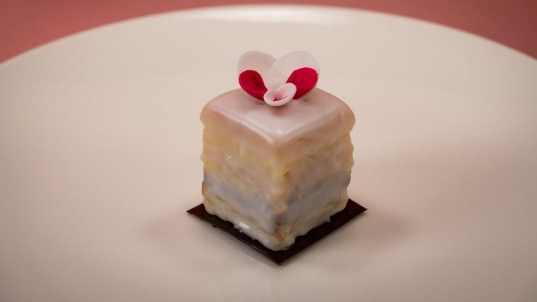 Petits Fours Frais aus Marzipanböden, Bitterorangenlikör-Ganache und Fondant-Glasur