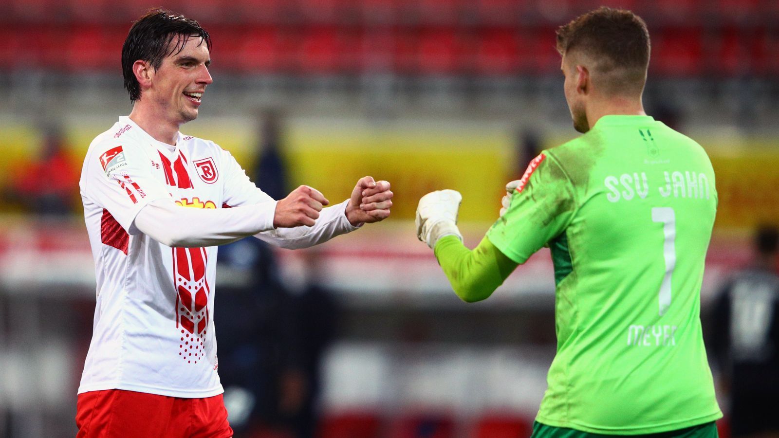 
                <strong>Kann Regensburg den vorzeitigen Klassenerhalt feiern?</strong><br>
                Die Regensburger hatten am Donnerstag beim Nachholspiel in Kiel die große Chance, den Klassenerhalt vorzeitig zu fixieren. Durch die 2:3-Niederlage des Jahn ist dies aber eben noch nicht gelungen. Dennoch hat die Mannschaft um Routinier Christoph Moritz (li.) weiterhin einen erfolgreichen Saisonausklang in der eigenen Hand. Mit aktuell 35 Punkten würde ein Sieg der Regensburger am 33. Spieltag in Sandhausen definitiv den Klassenerhalt bedeuten. Und selbst ein Remis könnte langen, wenn in den Parallelspielen Braunschweig und Osnabrück nicht gewinnen sollten.
              