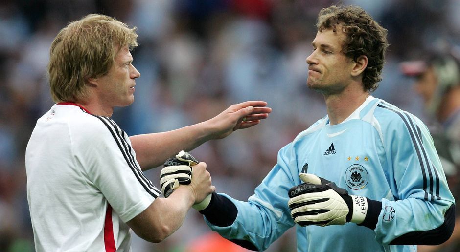 
                <strong>Oliver Kahn vs. Jens Lehmann</strong><br>
                Dass zwei Torhüter so ihr Probleme miteinander haben, kommt häufiger vor. Doch beim Streit zwischen den Alphatieren Oliver Kahn (Bild links) und Jens Lehmann kam noch eine weitere Komponente dazu. Der damals neue Bundestrainer Jürgen Klinsmann forcierte diesen Zweikampf sogar. Titan Kahn war unter Klinsmann seinen Nummer 1-Status ebenso los wie sein Kapitänsamt, Lehmann als Herausforderer in der besseren Position. Das nervte Kahn: "Es ist schon erstaunlich, wie respektlos er zum wiederholten Male mit dieser Konkurrenzsituation umgeht." Lehmann konterte: "Viele Leute wollen die Besten spielen sehen. Ich spiele seit drei, vier Jahren konstant. Das wird sich auszahlen. Ich bin fest davon überzeugt, dass ich spielen werde." Das tat er dann auch bei der WM 2006.
              