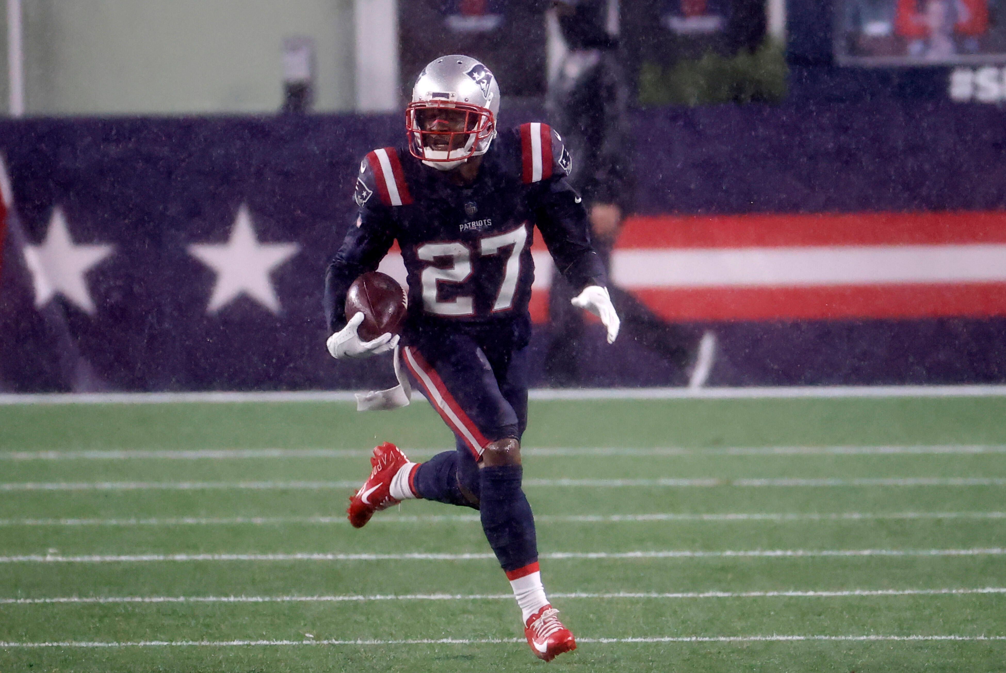 
                <strong>10. J.C. Jackson (New England Patriots)</strong><br>
                J.C. Jackson setzte sich in der Umfrage knapp gegen Marcus Peters von den Baltimore Ravens durch. Der Cornerback absolvierte seine dritte Saison bei den New England Patriots und fing neun Interceptions, kam zudem auf insgesamt 37 Tackles. Er ist seit dem Jahre 1970 einer von insgesamt nur neun Spielern, die in den ersten drei Jahren 17 Interceptions oder mehr gefangen haben.
              