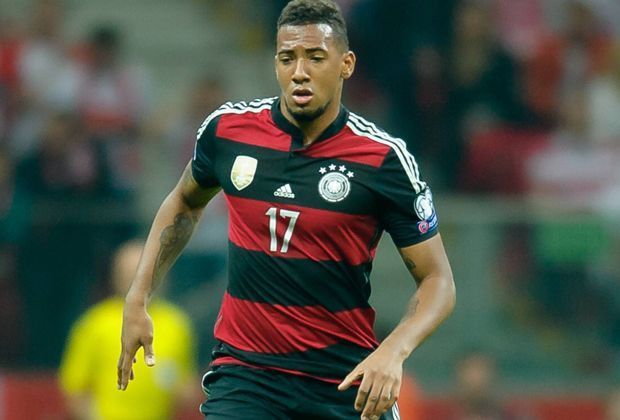 
                <strong>Jerome Boateng</strong><br>
                Hat seinen Bayern-Kollegen Lewandowski zunächst im Griff und hält die deutsche Abwehr zusammen. Auch nach vorne schaltet sich Boateng hin und wieder ein. Beim ersten Gegentor zu zögerlich gegen Milik. ran-Note 4
              