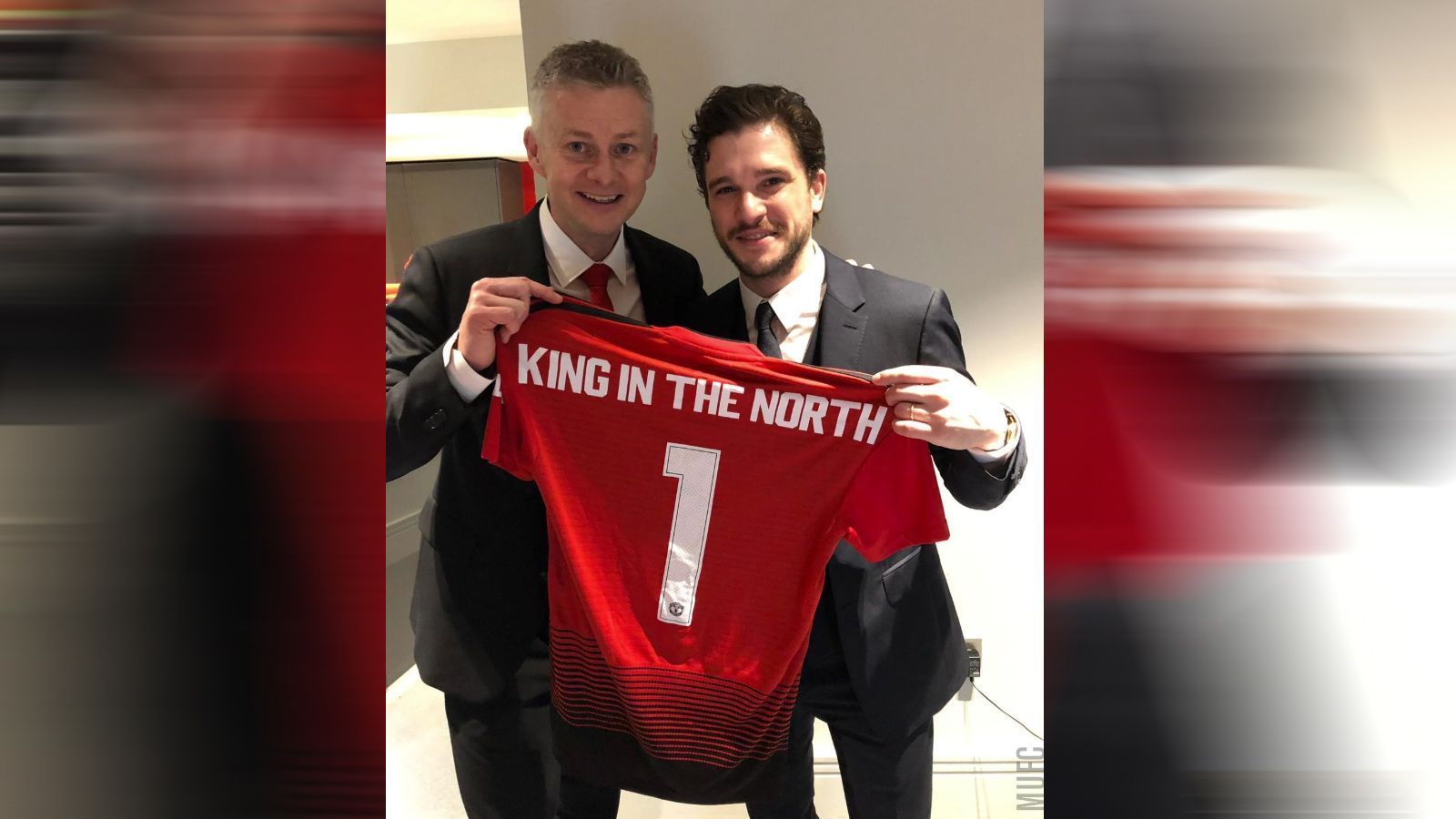
                <strong>Kit Harington (Manchester United)</strong><br>
                Jon Snow im rot der Lannisters? Was in der Kultserie "Game of Thrones" undenkbar ist, ist so vor dem Spiel zwischen Manchester United und dem FC Liverpool passiert. Kit Harington, der britische Schauspieler aus der Serie, stattete dem Old Trafford einen Besuch ab und posierte mit den United-Stars. "Von einem King in the North zum anderen", schrieb Manchester Uniteds Twitter-Account zu diesem Bild. Damit spielt der Premier-League-Klub auf die norwegische Herkunft seines Trainers Ole Gunnar Solskjaer an. Doch damit nicht genug...  
              