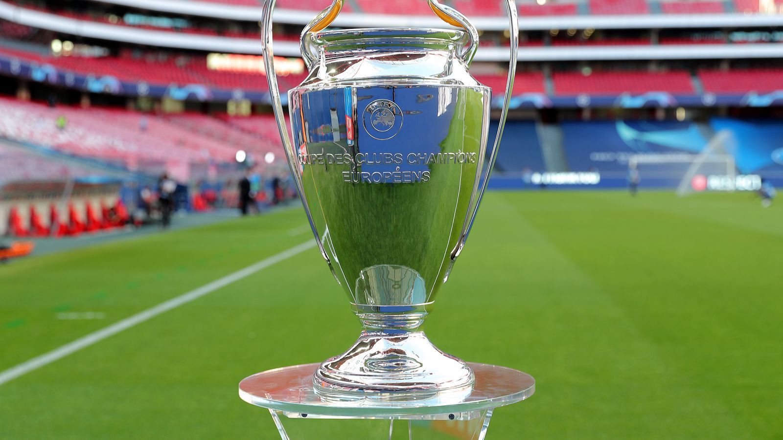 
                <strong>Champions-League-Auslosung: alle Achtelfinal-Paarungen im Überblick</strong><br>
                Um diesen begehrten Pott geht's! Die Jagd auf Titelverteidiger FC Bayern München ist eröffnet. In Nyon wurden am Montag die Achtelfinal-Paarungen ausgelost. Für Leipzig (gegen Liverpool) und Mönchengladbach (gegen Manchester City) wird's haarig, die Bayern und Dortmund hatten eher Losglück. ran.de blickt auf alle Achtelfinal-Paarungen und wagt eine Prognose.
              