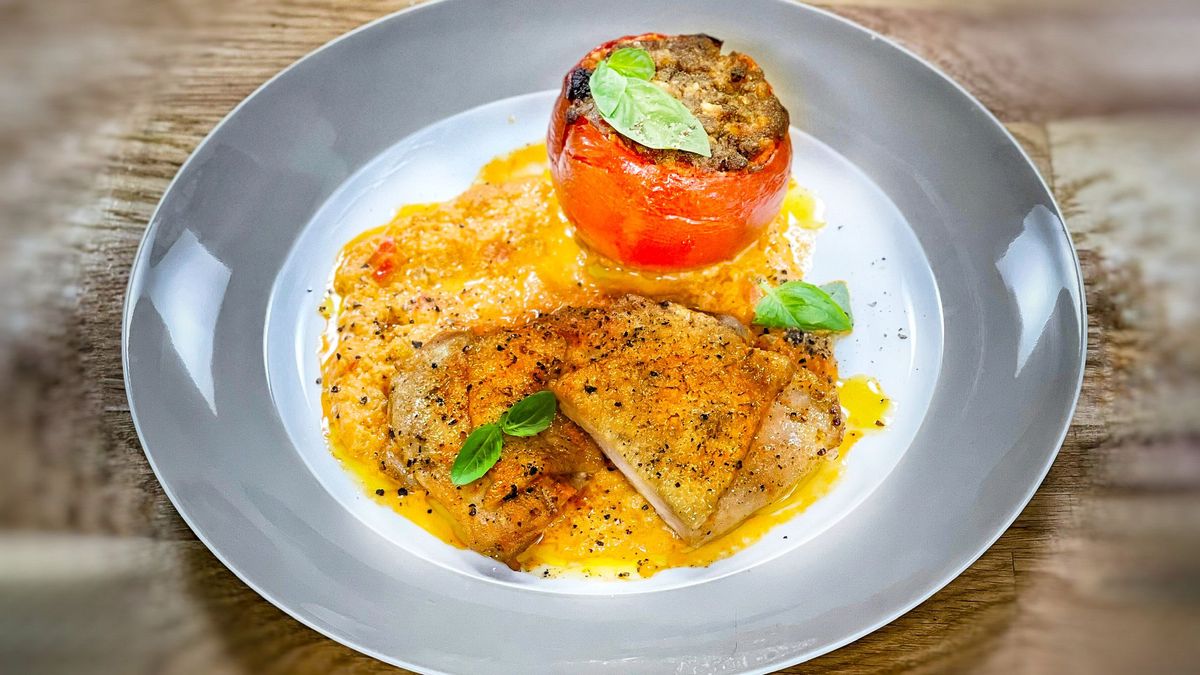 Paprikahuhn mit Lauchcrumble in der Tomate