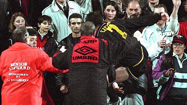 
                <strong>Kick it like Cantona</strong><br>
                Eric Cantona lässt Anelka, Benzema und Co. jedoch wie Waisenknaben erscheinen. Der Stürmer-Star der 80er und 90er löst Auseindersetzungen gleich an Ort und Stelle. Im Trikot von Manchester United stürmt Cantona nach seinem Platzverweis im Spiel gegen Crystal Palace am 25. Januar 1995 auf einen pöbelnden Fan zu und attackiert diesen per Kung-Fu-Tritt. Einer Gefängnisstrafe entgeht der Bad Boy zwar, doch der englische Fußball-Verand brummt ihm eine achtmonatige Sperre auf. Auch seine Nationalelf-Karriere endet etwa zu dieser Zeit wegen Ungereimtheiten mit Trainer Aime Jacquet. Mit nur 31 Jahren hängt Cantona 1997 seine Kicker-Stiefel an den Nagel.
              