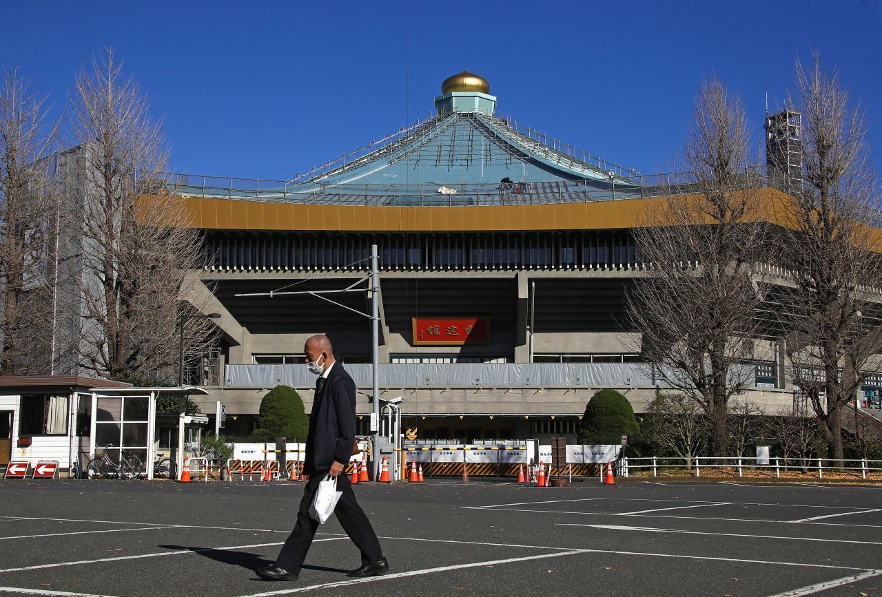 Nippon Budokan: In dieser traditionsreichen Halle werden die Judo- und Karatewettbewerbe ausgetragen. Architektonisch traditionell gehalten, beherbergte sie die Judowettkämpfe bereits 1964, als diese Sportart ihr Debüt bei den Spielen feierte. Das Organisationsteam nennt Nippon Budokan die "spirituelle Heimat japanischer Kampfkunst“.