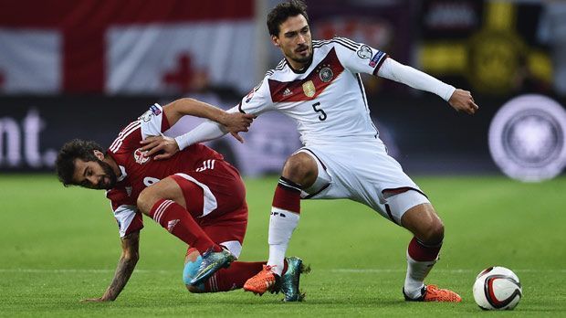 
                <strong>Mats Hummels</strong><br>
                Mats Hummels: Weiterhin meilenweit von seiner Bestform entfernt! Bei Georgiens erster Offensivaktion lässt sich der BVB-Kapitän zu leicht abkochen. Strahlt keine Sicherheit aus. ran-Note: 5.
              