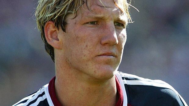 <strong>Bastian Schweinsteiger (Zentrales Mittelfeld)</strong><br>
                Lahms langjähriger Wegbegleiter ist Bastian Schweinsteiger. Als großes Talent begann "Schweini" 2002 seine Profikarriere beim FC Bayern, viele Jahre spielte er auf dem Flügel. Dort machte sich aber bemerkbar, dass Schweinsteiger nicht unbedingt der schnellste Spieler ist.
