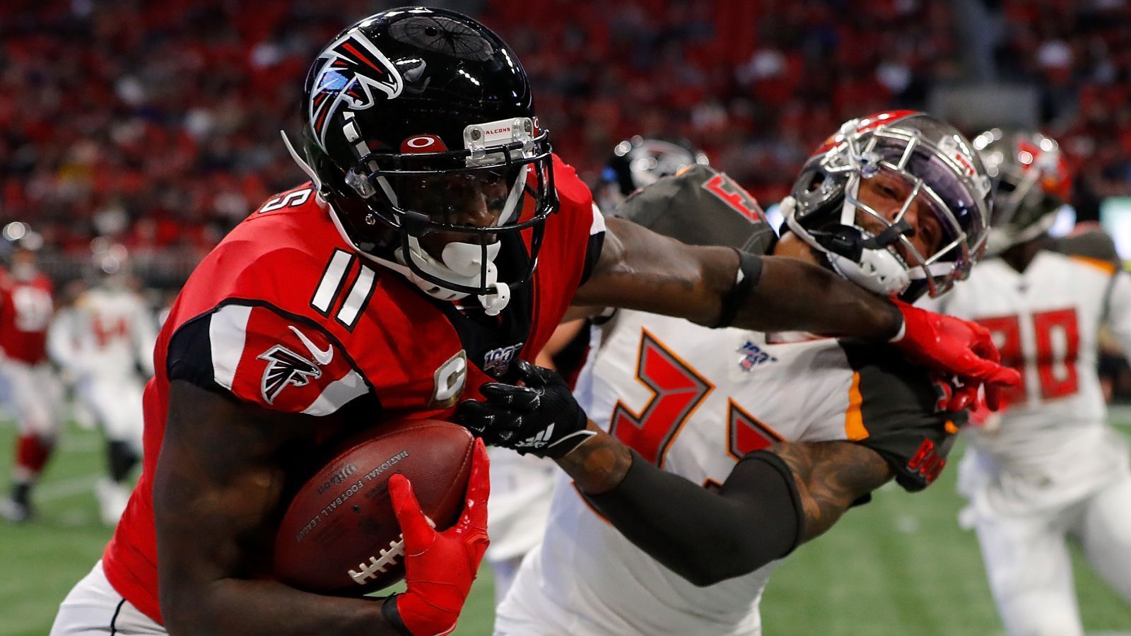 
                <strong>Tampa Bay Buccaneers</strong><br>
                Bei namhaften Free Agents müssen eigentlich zwingend die Tampa Bay Buccaneers genannt werden. Der "Tom-Brady-Effekt" hat bereits einige Stars nach Tampa Bay gelockt. Nach dem Abgang von Antonio Brown und der Ungewissheit über Chris Godwins Fitness zum Saisonstart wären die Buccaneers ein guter Landing Spot für Julio Jones.
              