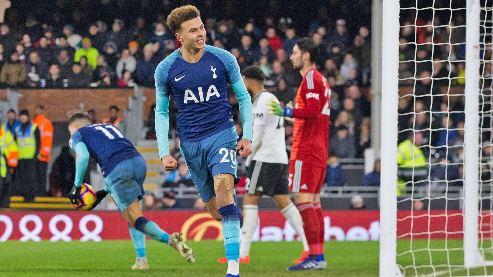 
                <strong>Dele Alli (Tottenham Hotspur)</strong><br>
                Auch Youngster Dele Alli hat vergangene Saison seinen Vertrag bei den Londonern verlängert. Auch er bleibt seinem Klub damit bis 2024 treu. Sein Gehalt steht dem von Harry Kane aber noch in einigem nach. Immerhin kassiert Alli aber laut "sport.de" wohl 90.000 Pfund pro Woche – eine mehr als gute Entlohnung für einen 22-Jährigen.
              