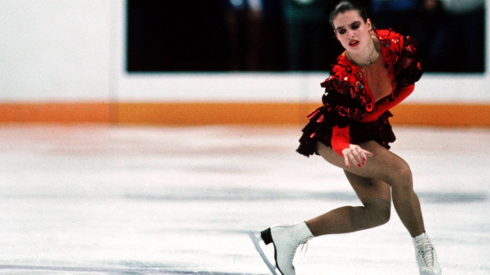 
                <strong>Kati Witt wiederholt Olympia-Sieg</strong><br>
                Sie ist "das schönste Gesicht des Sozialismus". 1988 verzaubert Katarina Witt bei den Olympischen Winterspielen von Calgary die Welt mit ihrer Kür zu "Carmen". Sie wiederholt damit ihren Olympiasieg von 1984 in Sarajewo.
              
