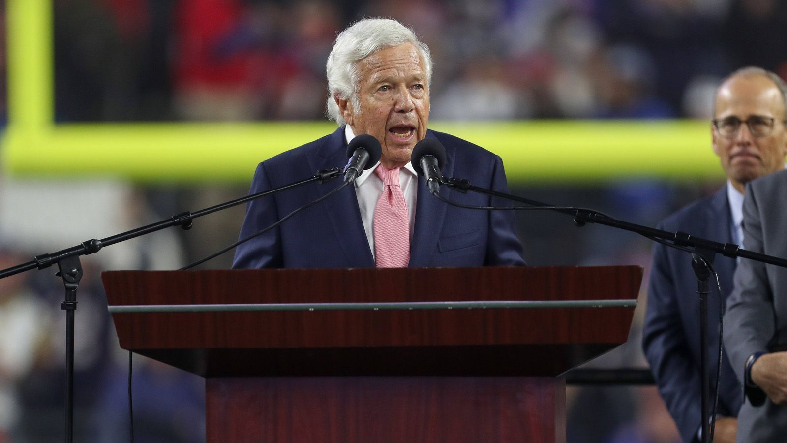 <strong>Platz 9: Robert Kraft - New England Patriots</strong><br>
                • Reinvermögen: 11,1 Milliarden US-Dollar (unverändert, -1 Platz)