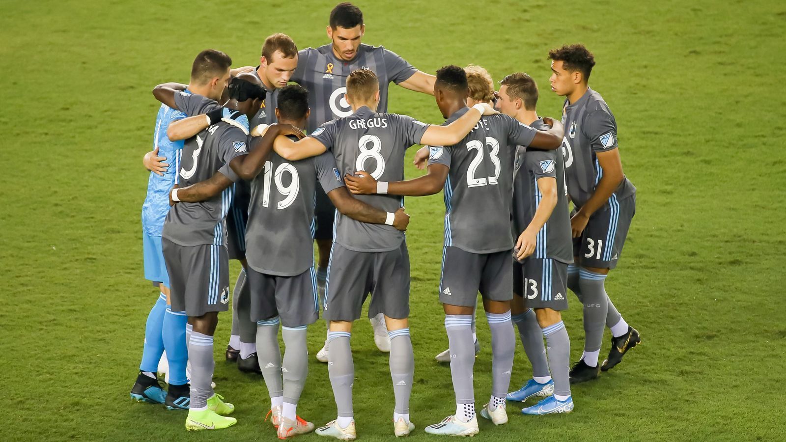 
                <strong>Minnesota United FC (Western Conference)</strong><br>
                Aller guten Dinge sind drei - dieses Sprichwort trifft auf Playoff-Neuling Minnesota United zu. Im dritten Jahr in der MLS kämpft das Franchise erstmals nach dem Grunddurchgang auch wirklich um den Titel, in den beiden zurückliegenden Jahren verpassten die Newcomer jeweils noch die Playoffs. 2019 schaffte der Klub mit Sitz in Golden Valley mit 53 Punkten als Vierter im Westen locker den Einzug in die MLS-Playoffs. Leistungsträger Minnesotas sind Torjäger Darwin Quintero (zehn Saisontore), der Slowake Jan Gregus als bester Vorlagengeber (neun Assists) und Keeper Vito Mannone, der bei Arsenal ausgebildet wurde und derzeit von Reading in die USA ausgeliehen ist. In der ersten Playoff-Runde bekommt es Minnesota gleich mit dem Boss himself zu tun, nämlich mit ...
              